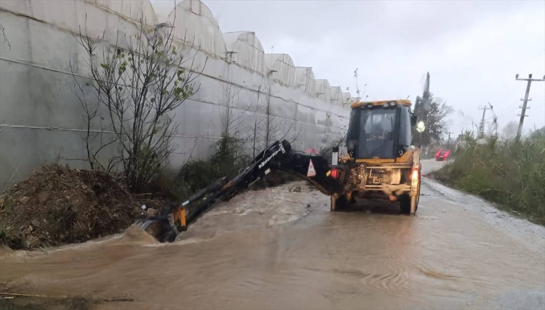 Bir ilimizde sağanak sonrası başlayan kar etkisini sürdürüyor 7